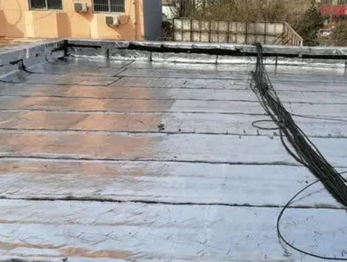 果洛卫生间漏水维修公司分享下果洛屋面楼顶防水刚性防水层施工要点。